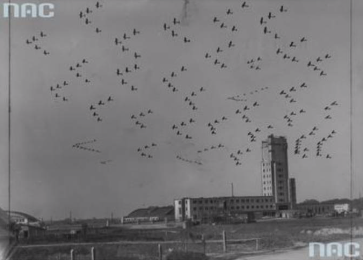50-metrowa wieża z latarnią i w powietrzu Eskadry Polskich samolotów bojowych. Fotomontaż. Okęcie 1934 rok. Zdjęcie NAC