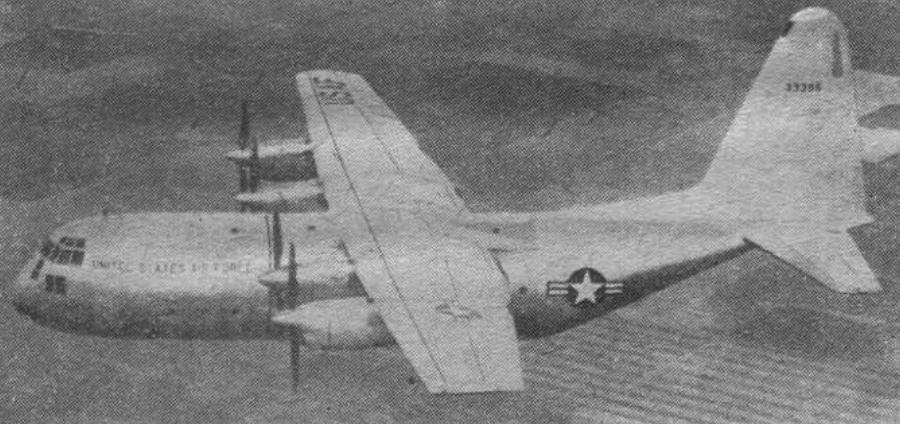 Lockheed C-130 A USAF w locie. Dobrze widoczny nos bez SR i trójłopatowe śmigła. 1959 rok. Zdjęcie LAC.