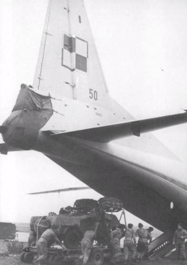 Polski An-12 nb 50. Załadunek samochodu GAZ-69 umieszczonego na platformie desantowej. 1966 rok. Zdjęcie LAC