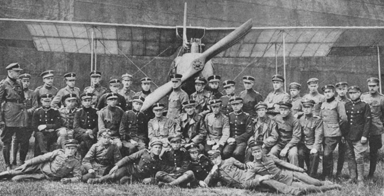 Dowództwo, instruktorzy i kusanci Szkoły Pilotów w Krakowie. Maj 1920 rok. Zdjęcie muzeum historyczne