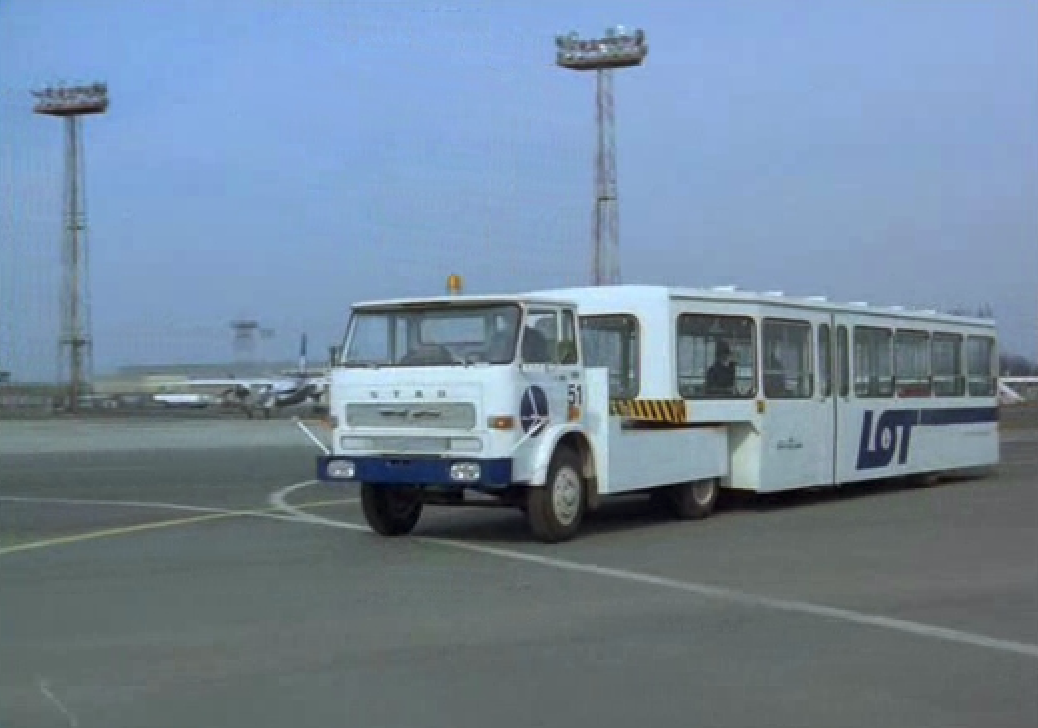 Polski pojazd peronowy Star 27 z naczepą Autosan. Scena z filmu Miś. 