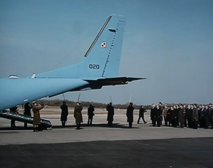 Ciało Prezydenta Lecha Kaczyńskiego na pokładzie CASA C-295 M nb 020. Smoleńsk 11.04.2010 rok. Zdjęcie LAC