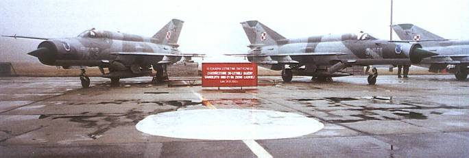 Pożegnanie myśliwców MiG-21 w 10 ELT. Na pierwszym planie MiG-21 nb 7809, 9011. Lotnisko Łask. 24.01.2003r.