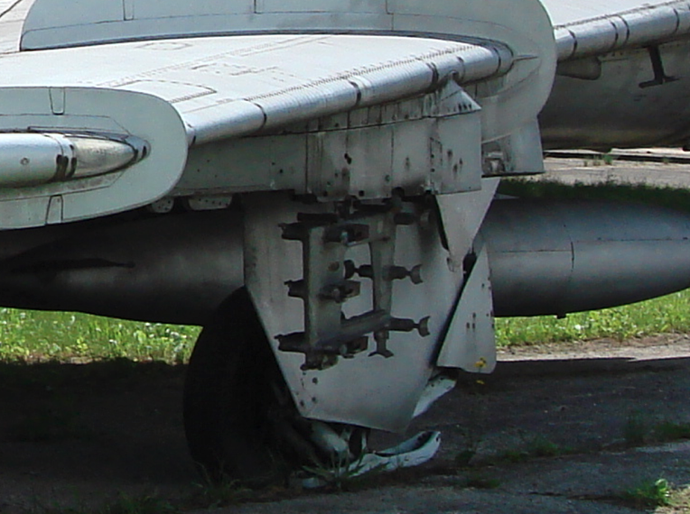 Su-7 BKŁ nb 807 Czyżyny. 2007 rok. Dobrze widoczna płoza przy goleni podwozia głównego oraz zaczepy dla bomb podwieszanych girlandowo. Zdjęcie Karol Placha Hetman
