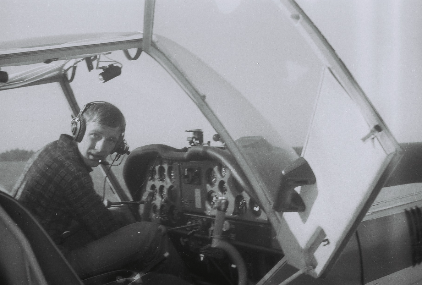 Bogdan Kozłowski w kabinie samolotu Zlin-42. 1981 rok. Zdjęcie zbiory prywatne Bogdan Kozłowski