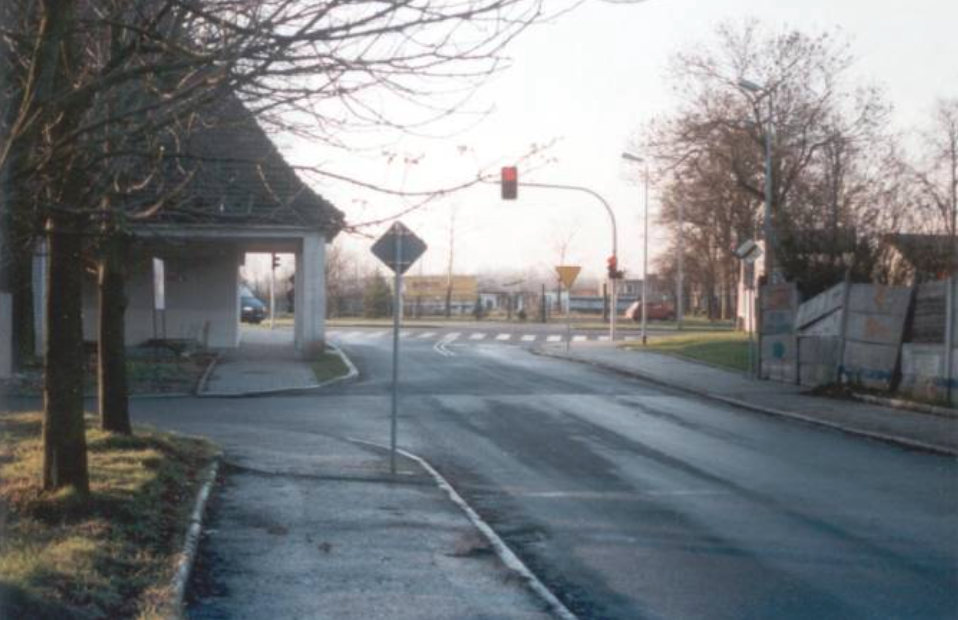 Brama na lotnisko Legnica. Zdjęcie www.fortyfikacje.legnica