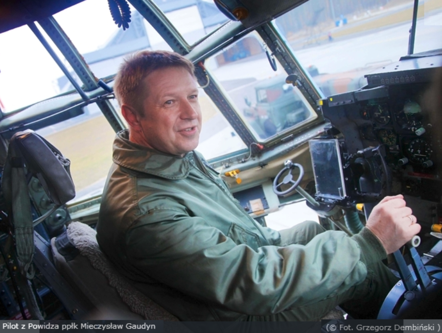 Podpułkownik pilot Mieczysław Gaudyn za sterami C-130. 2011 rok. Zdjęcie Gazety Wielkopolskiej – Grzegorz Dembiński.
