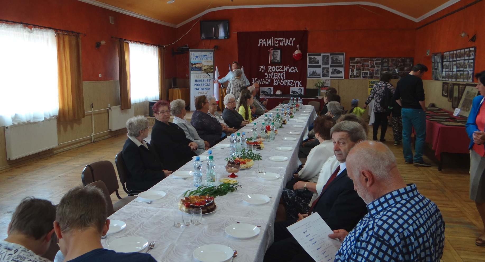 Meeting at the Community Center. Photo by Karol Placha Hetman