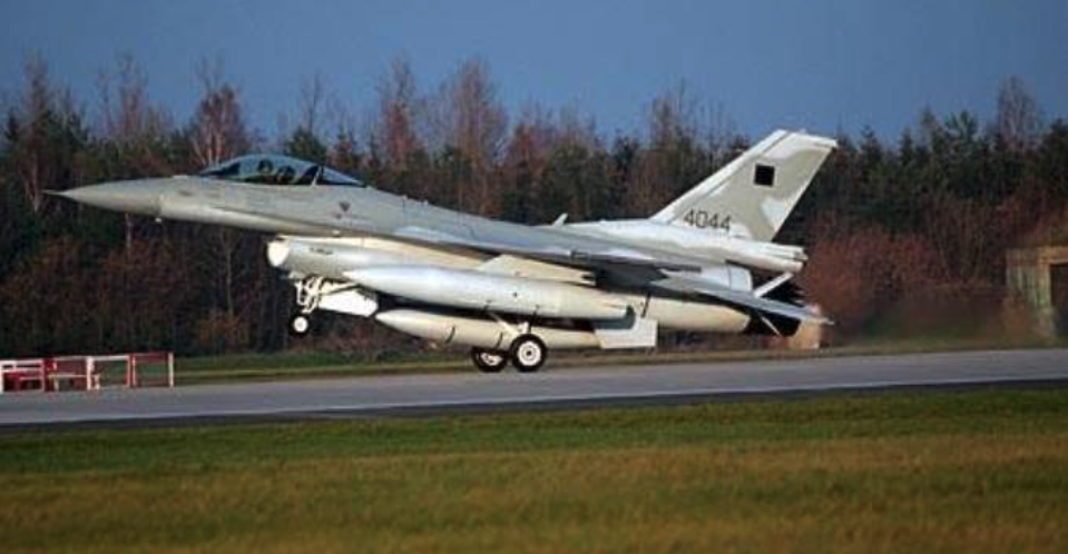 F-16 C nr 4044 ląduje w Krzesinach. 8.11.2006 rok. Zdjęcie LAC