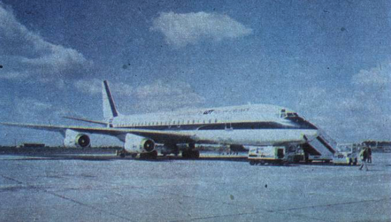 Douglas DC-8 Super 62 w barwach PLL LOT. Na kadłubie napis – Chartered by LOT Polish Airlines. Okęcie 1987 rok. Zdjęcie PLL LOT