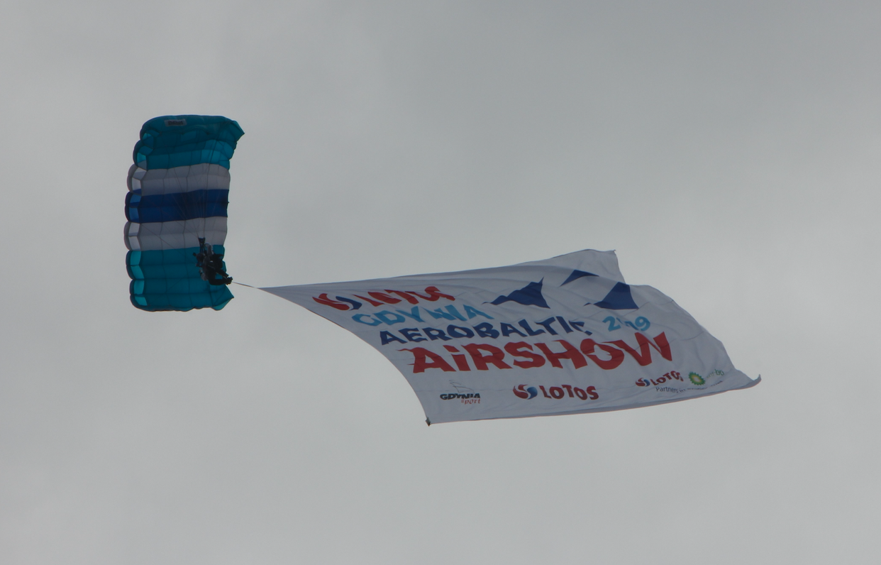 Parachute jumper. Babie Doły 2019. Photo by Waldemar Kiebzak