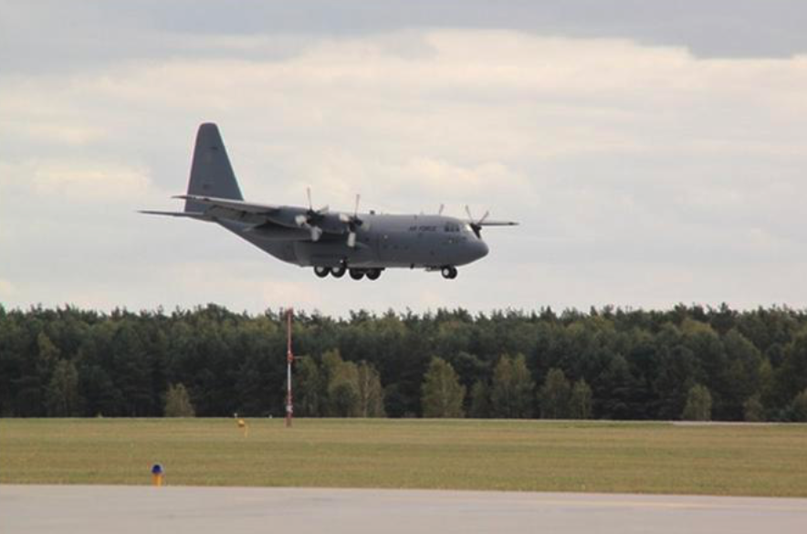 Przylot C-130 nb 1504. Lotnisko Powidz. 2011-11-16 rok. Zdjęcie 33. BLTr, Grzegorz Schmidt