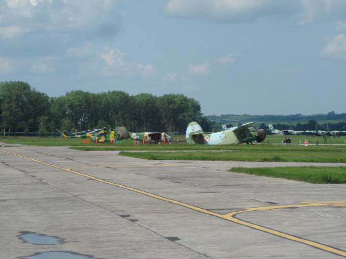Mi-8 i M-28 Bryza nb 0212 to sprzęt intensywnie eksploatowany w 13 ELTr. An-2 i An-26 swoje już odsłużyły. Balice 2009 rok. Zdjęcie Karol Placha Hetman