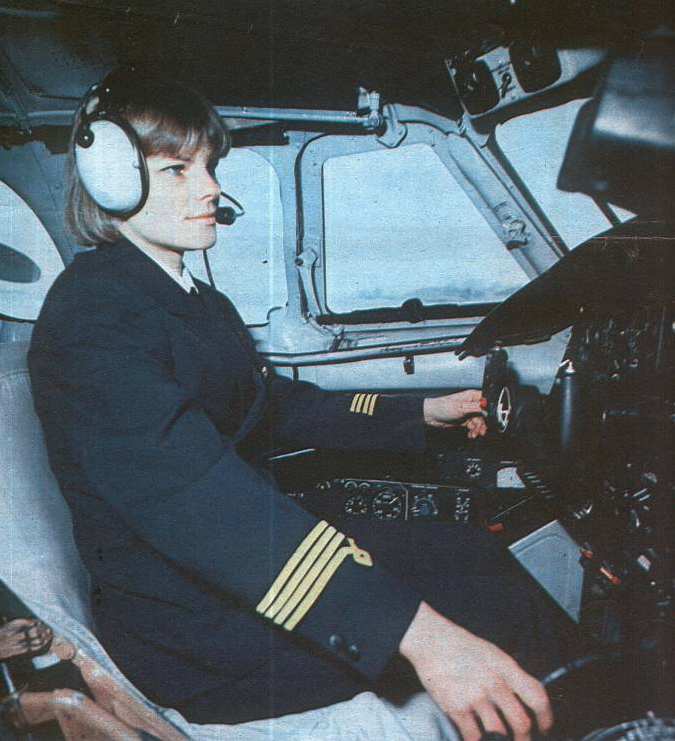 An-24 i pierwsza kobieta kapitan statku pasażerskiego w PLL LOT pani Adela Szarzec. 1988 rok. Zdjęcie LAC