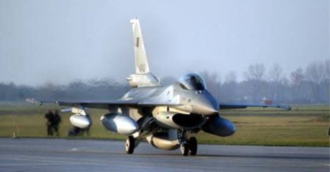 PL F-16 C nr 4043 ląduje w Krzesinach. 8.11.2006r.