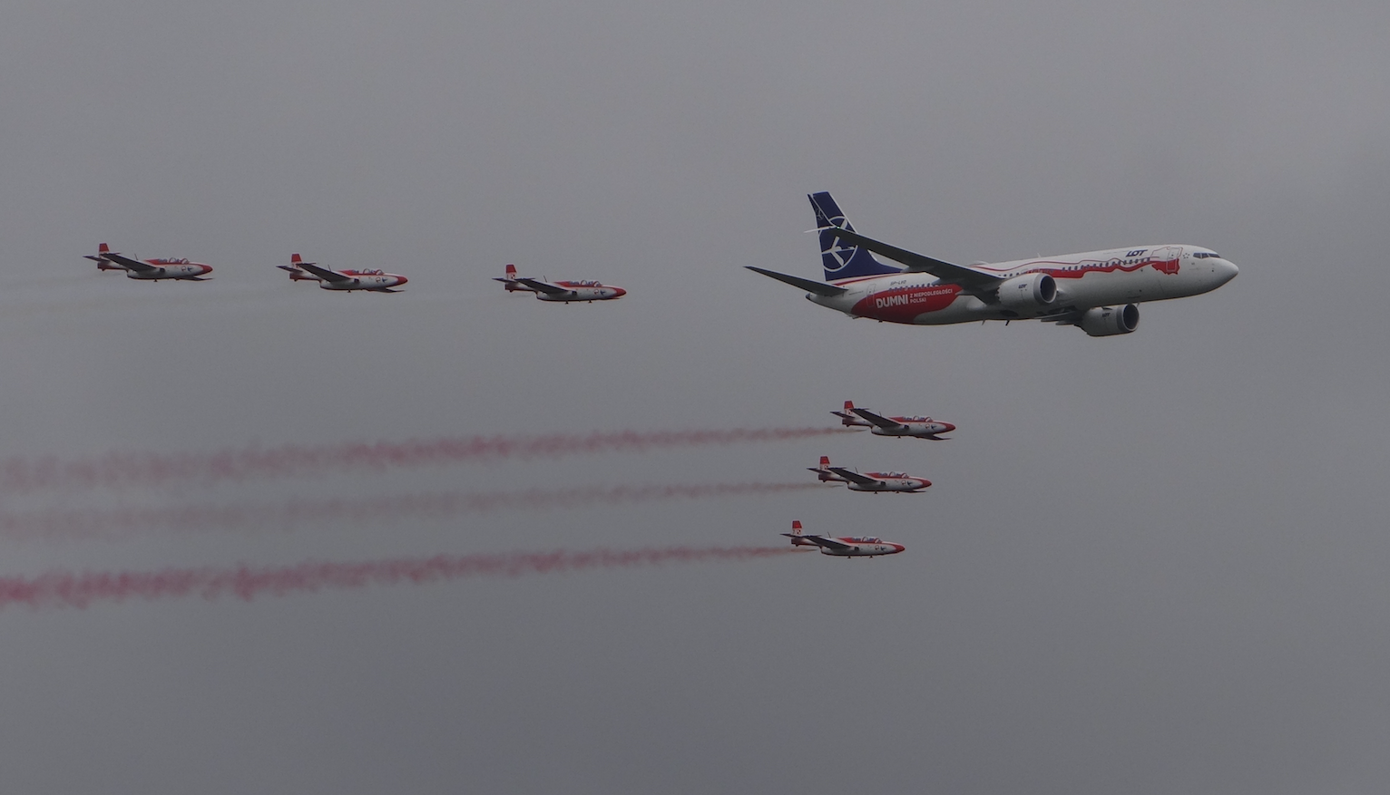 Boeing B.737 MAX-8 oraz TS-11 Iskra. 2018 rok. Zdjęcie Karol Placha Hetman