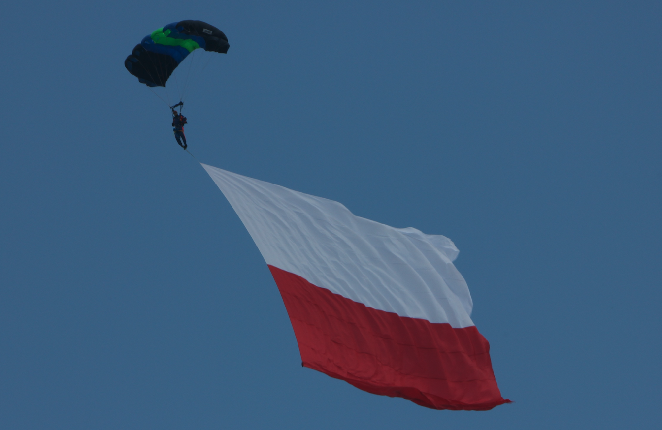Skoczek spadochronowy z Polską flagą. Babie Doły 2019 rok. Zdjęcie Waldemar Kiebzak