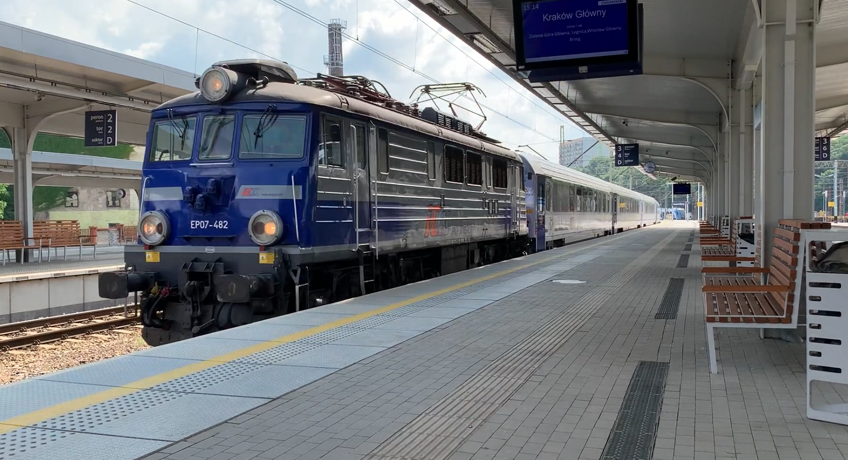 Pociąg "Chełmoński" prowadzi lokomotywa EP07-482. 2021 rok. Zdjęcie Karol Placha Hetman