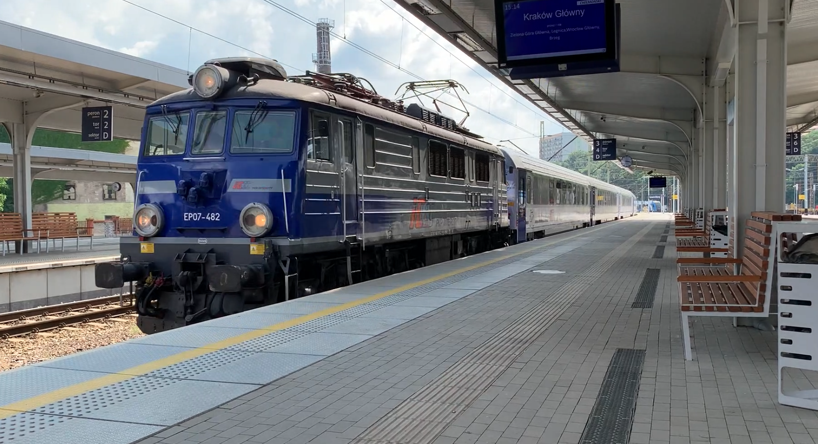 The "Chełmoński" train is driven by the EP07-482 locomotive. 2021. Photo by Karol Placha Hetman