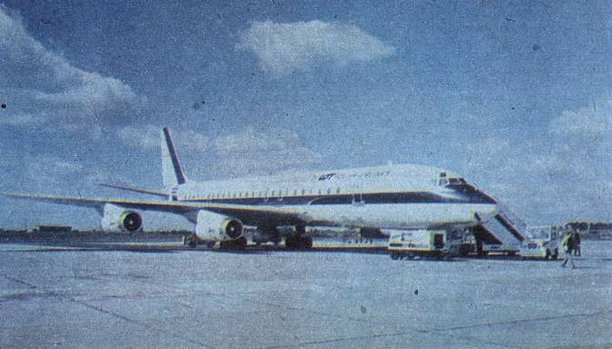 Douglas DC-8 Super 62 w barwach PLL LOT. Na kadłubie napis – Chartered by LOT Polish Airlines. Okęcie 1987 rok. Zdjęcie Lotnisko Okęcie