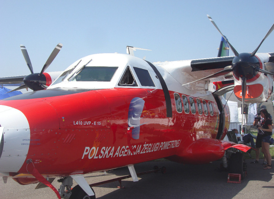 Samolot Papuga L-410 UVP E-15 Turbolet SP-TPB Polskiej Agencji Żeglugi Powietrznej w Radomiu. 2011 rok. Zdjęcie Karol Placha Hetman