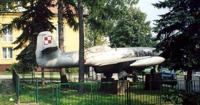 Samolot myśliwski Jak-23 nb 1616. Numer jest numerem byłej jednostki wojskowej w Balicach. Kraków – Bielany 2002r.