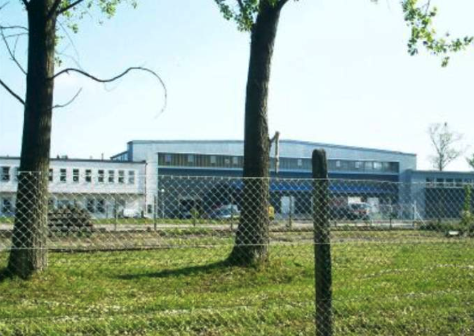 Jeden z hangarów mieszczący firmę produkującą okna. 2005 rok. Zdjęcie LAC