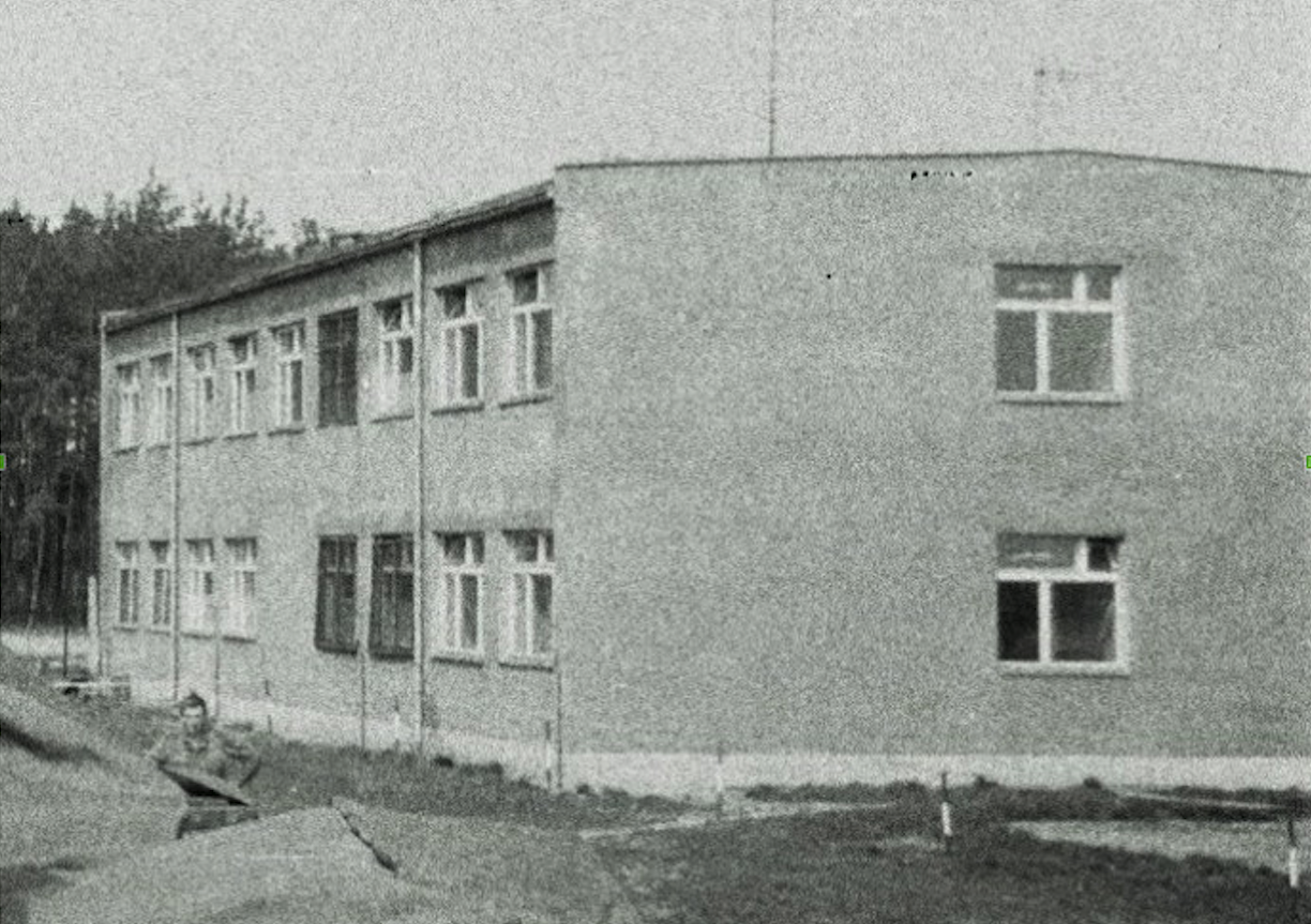 Lotnisko zapasowe Kąkolewo, koszarowiec. 1974 rok. Zdjęcie Wojciech Zieliński