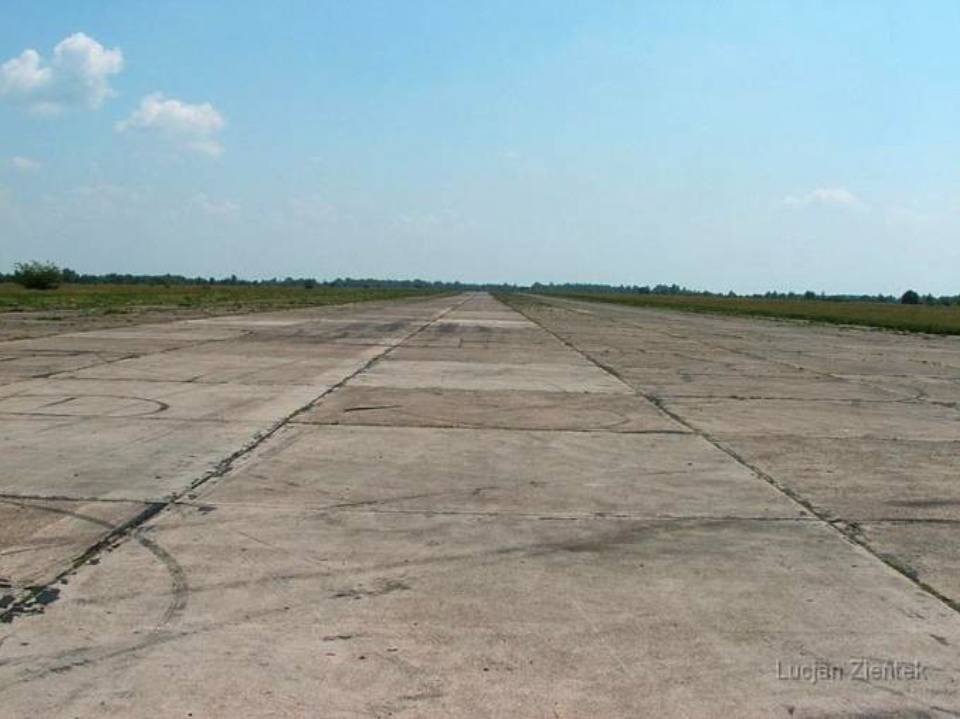 Lotnisko Krzywa, Droga startowa. 2007 rok. www.fortyfikacje.legnica