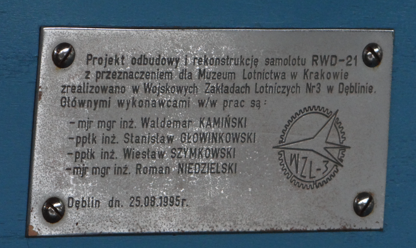 Tabliczka upamiętniająca odbudowę i rekonstrukcję samolotu RWD-21 w 1995 roku. RWD-21 SP-BPE. 2018 rok. Zdjęcie Karol Placha Hetman