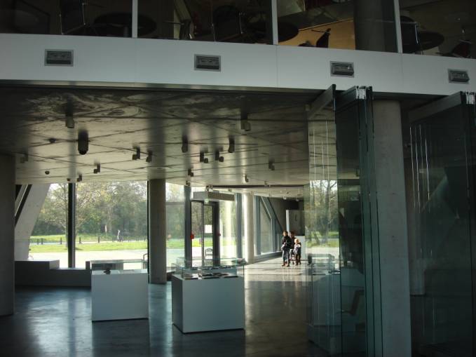 Główne wejście do budynku od wewnątrz. 2010 rok. Zdjęcie Karol Placha Hetman