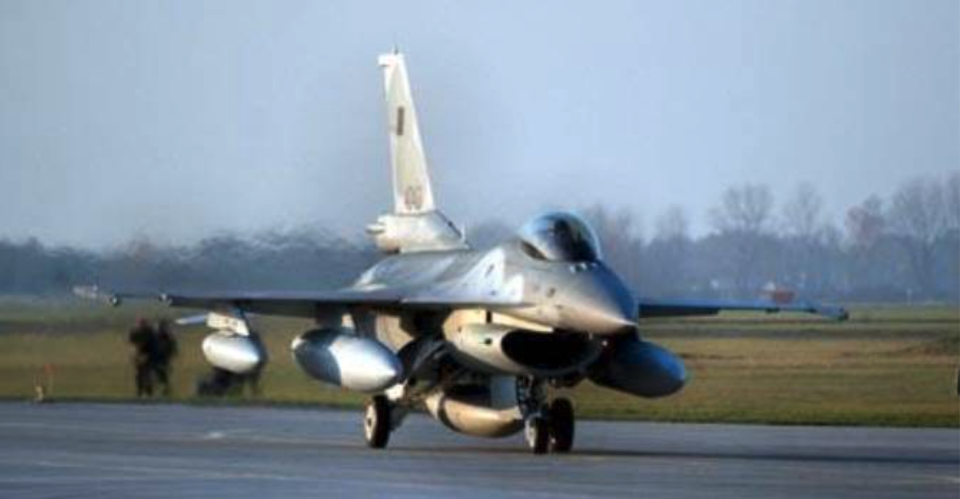 F-16 C nr 4043 ląduje w Krzesinach. 8.11.2006 rok. Zdjęcie LAC