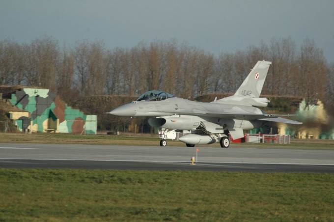 F-16 C nb 4042 na tle starych schronohangarów. 2007r.