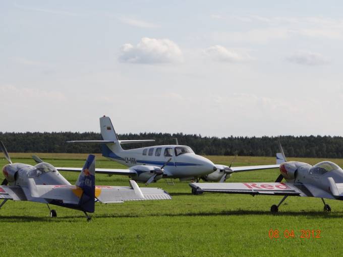 Prototyp litewskiego dyspozycyjnego samolotu i samoloty grupy The Flying Bulls na Lotnisku Wilamowo. 2012 rok. Zdjęcie Karol Placha Hetman