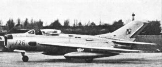 MiG-19 P nb 726 na lotnisku. Około 1960r.