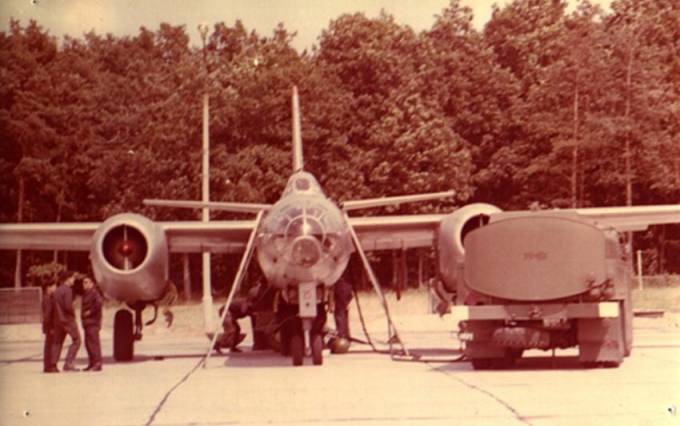 Ił-28 na Lotnisku Siemirowice. Przy samolocie mechanicy i autocysterna z paliwem ( samochód marki Jelcz ). 1975r.