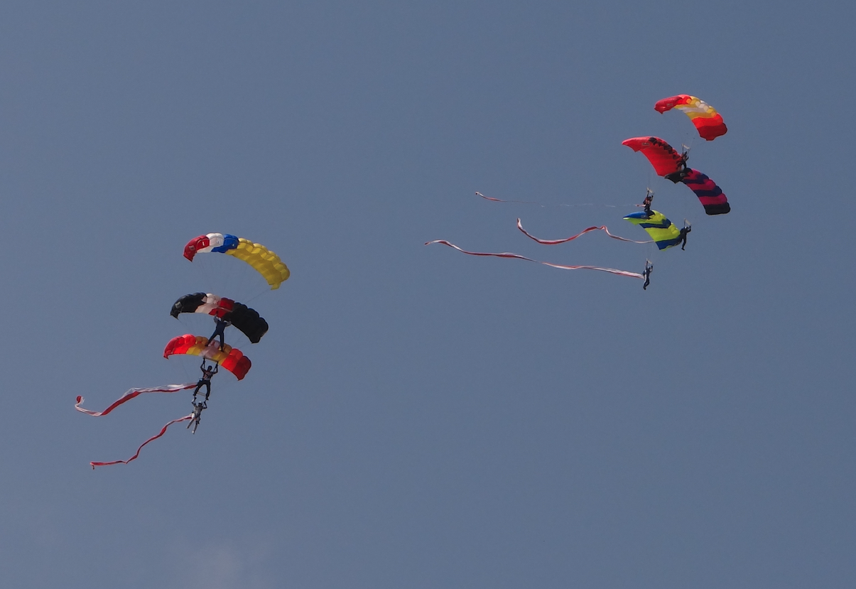 The parachute jumpers. Rzeszów 2019. Photo by Karol Placha Hetman