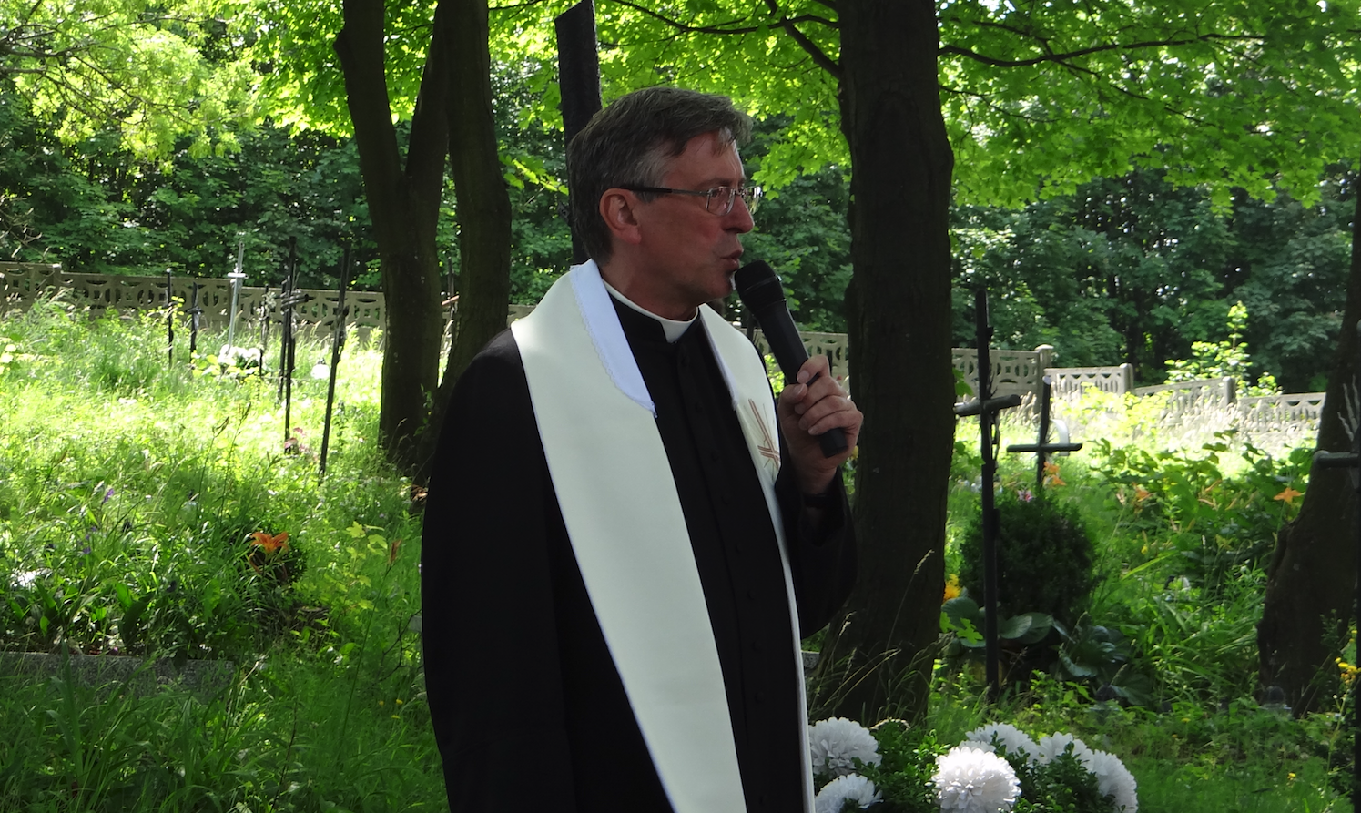 Celebrations at the grave of Ignacy Kasprzyk. Parish priest Piotr Miszczyk speaks. 2018 year. Photo by Karol Placha Hetman