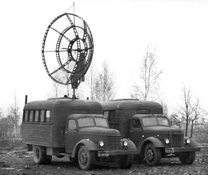 Zestaw radiolokacyjny Nysa-A na podwoziach samochodów ZiS-150. Zdjęcie LAC