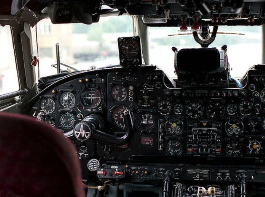 Kabina pilotów samolotu An-24 W. Zdjęcie LAC