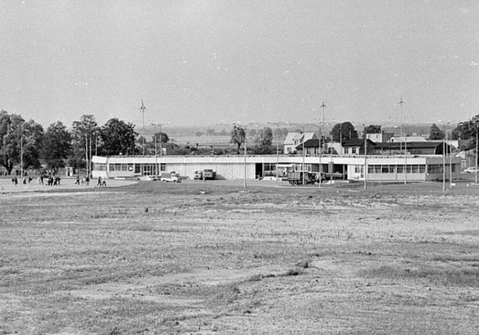 Pierwsze obiekty Lotniska Rębiechowo. 1974 rok. Zdjęcie LAC