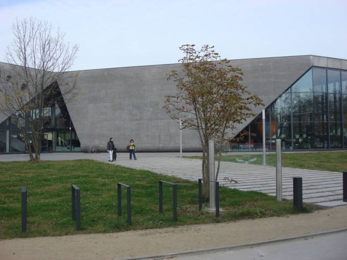 The building faces the street. 2010 year. Photo by Karol Placha Hetman