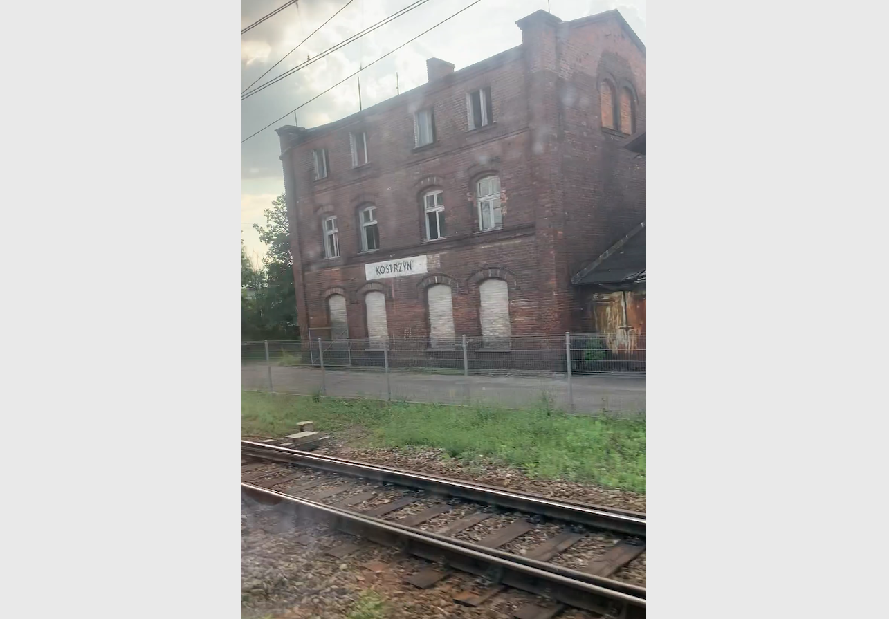 Jeden z najstarszych budynków kolejowych w Kostrzynie. 2021 rok. Zdjęcie Karol Placha Hetman