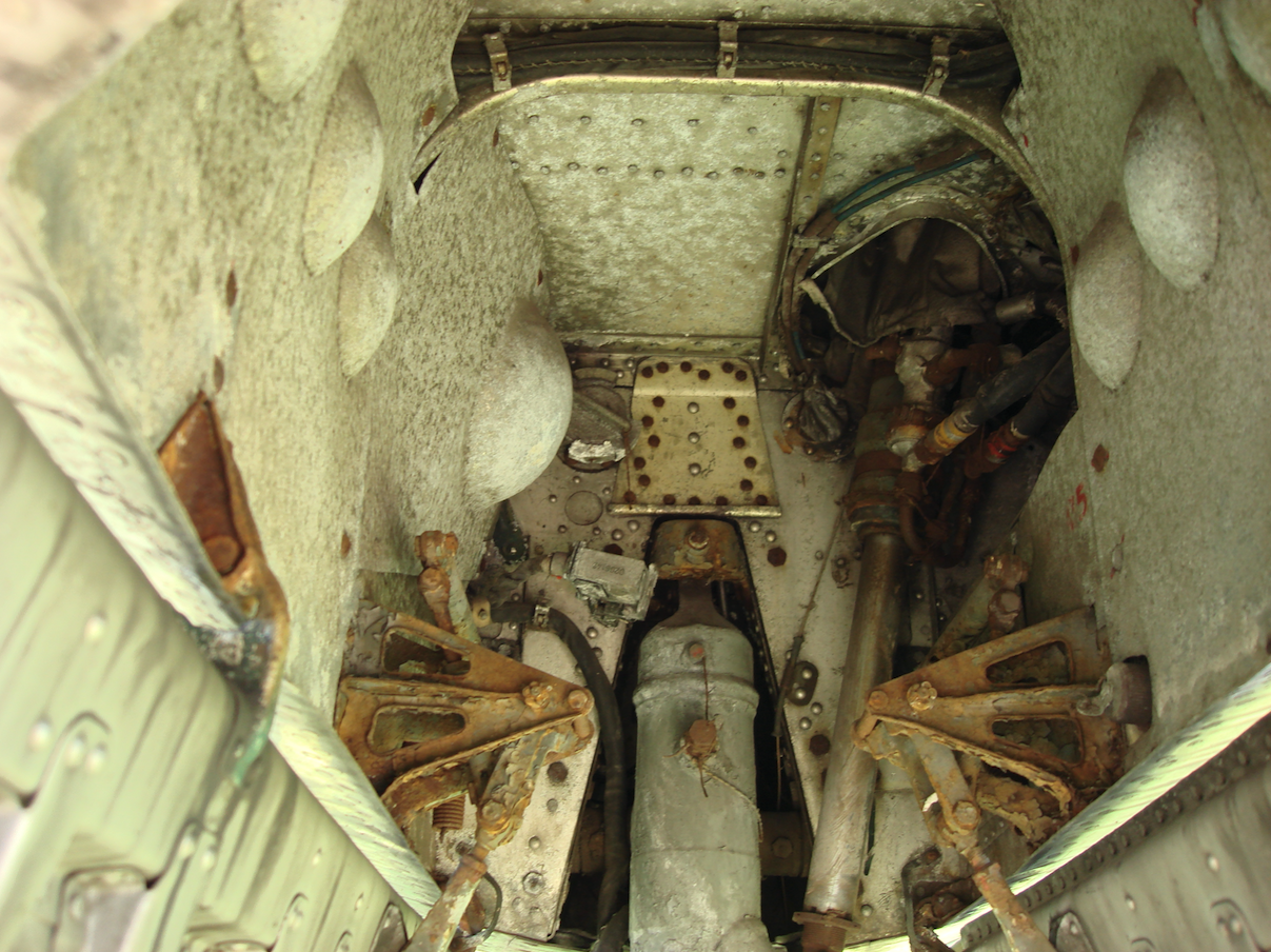 Przednie podwozie - komora MiG-19. 2007 rok. Zdjęcie Karol Placha Hetman