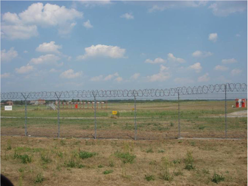 Ogrodzenie lotniska od strony zachodniej. Widoczne anteny systemu ILS. 2010 rok. Zdjęcie Karol Placha Hetman