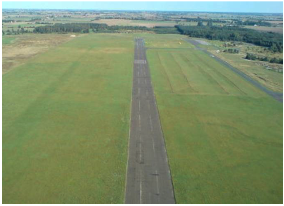 Lotnisko Bednary. Widok w kierunku wschodnim. 2004 rok. Zdjęcie LAC