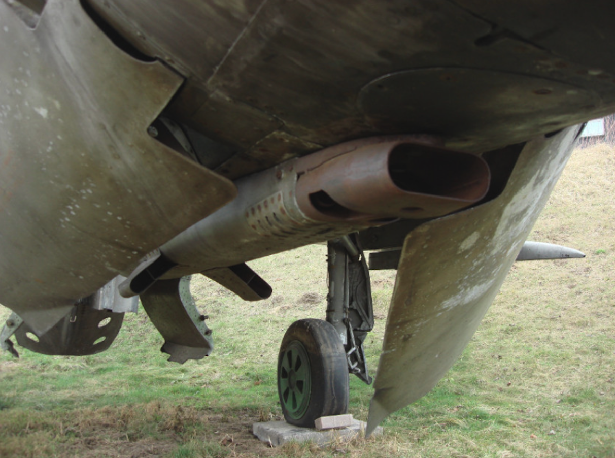 MiG-21 MF nb 6504 z działkiem GSz-23. 2009 rok. Zdjęcie Karol Placha Hetman