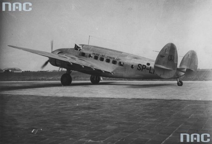 Lockheed L-14 Super Electra SP-LMK na Lotnisku Okęcie. 5.06.1938 rok. Zdjęcie Narodowe Archiwum Cyfrowe.