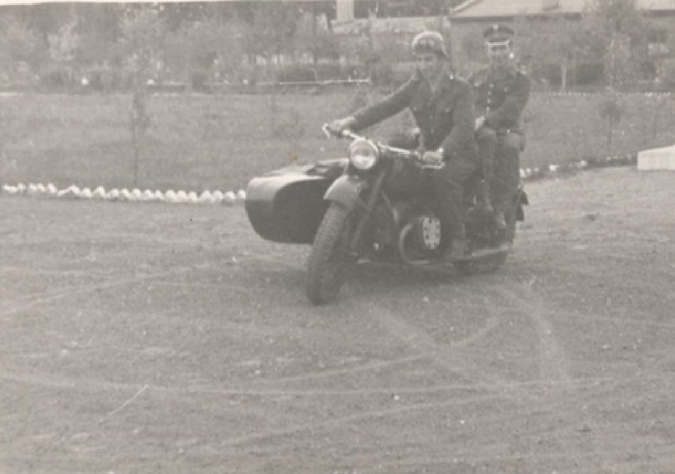 Służbowy motocykl na stanie MPS. Lotnisko Krzesiny 1959r. Zdjęcie LAC