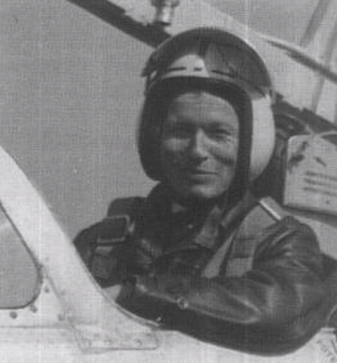 Pilot Ludwik Natkaniec w kabinie TS-11. Zdjęcie LAC